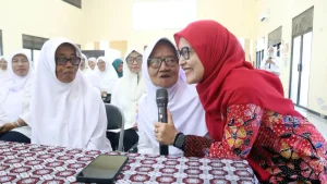 dekat-ketua-tp-pkk-kota-pasuruan-suryani-firdaus-saat-mengajak-berbicara-siswa-selantang-diskominfotik-kota-pasuruan-for-radar-bromo-RxFa8