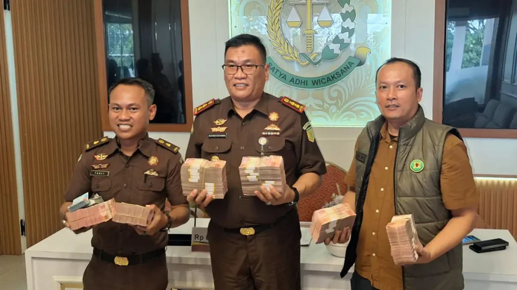 dikembalikan-kejari-kabupaten-pasuruan-menunjukkan-duit-pengembalian-dari-kasus-markus-pkbm-kabupaten-pasuruan-dengan-tersangka-rofii-m-busthomi-radar-bromo-lf4Fc