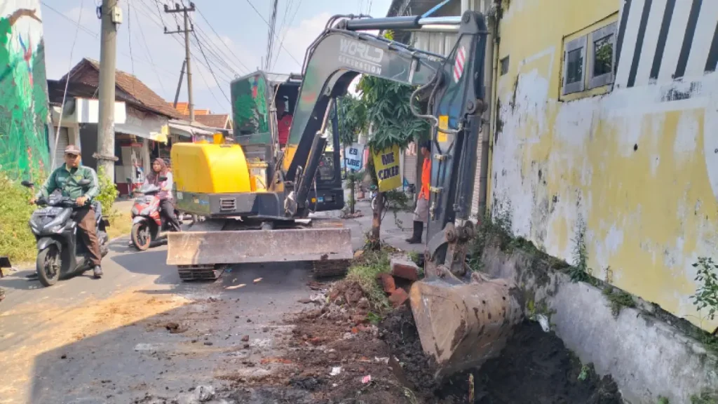 gelontor-rp-1795-juta-untuk-perlancar-drainase-di-randupitu-gempol-pasuruan-rizal-fahmi-syatorijawa-pos-radar-bromo-fI9vb