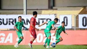 jaga-bola-ricko-hardiansyah-saat-berusaha-mempertahankan-bola-dari-lawan-pasuruan-united-for-jawa-pos-radar-bromo-I98Fv