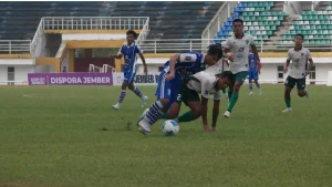 ketat-laga-antara-pasuruan-united-dan-persid-jember-di-stadion-jember-sport-garden-sabtu-136-sore-duel-ini-berakhir-imbang-1-1-foto-sidkin-alijawa-pos-radar-jember-com2k