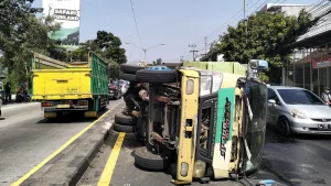 kondisi-truk-terguling-usai-tertabrak-dump-truck-di-utara-simpang-empat-patung-sapi-pandaan-6Btdw