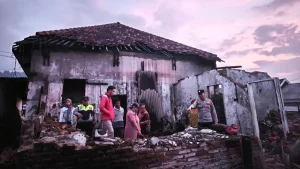 ludes-rumah-milik-susiani-66-warga-dusun-banyusari-desa-blarang-kecamatan-tutur-ludes-dilalap-si-jago-merah-rDTxZ