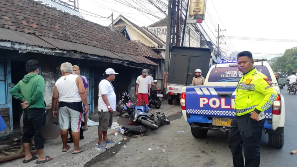 nahas-petugas-saat-melakukan-olah-tkp-kecelakaan-maut-di-purwosari-kabupaten-pasuruan-jtk8s