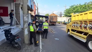 penyelidikan-petugas-kepolisian-saat-melakukan-olah-tkp-untuk-mengumpulkan-alat-bukti-atas-kasus-kecelakaan-yang-menewaskan-satoli-warga-kraton-kabupaten-pasuruan-5hdRs