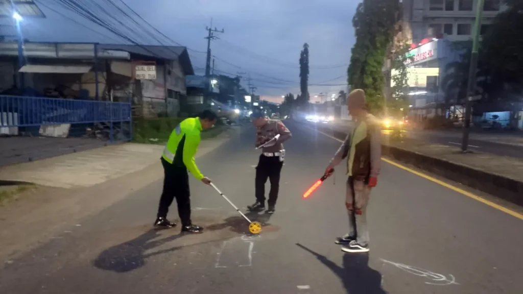 petugas-saat-melakukan-olah-tkp-kecelakaan-maut-di-bypass-pandaan-yang-menewaskan-2-pelajar-smp-Bl7Lr