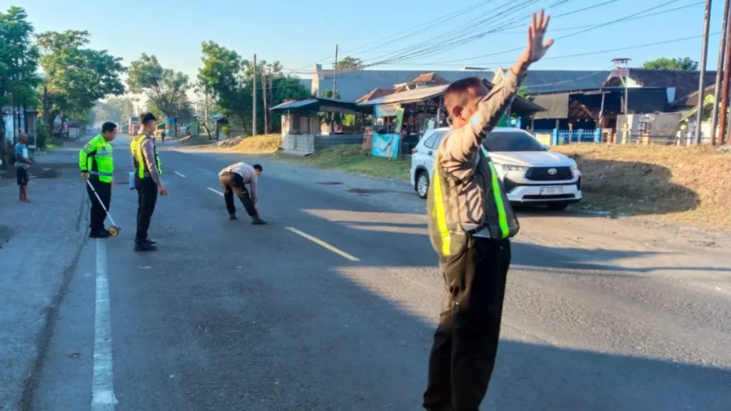 petugas-saat-melakukan-olah-tkp-kecelakaan-maut-di-legok-gempol-kabupaten-pasuruan-76-l3qCA