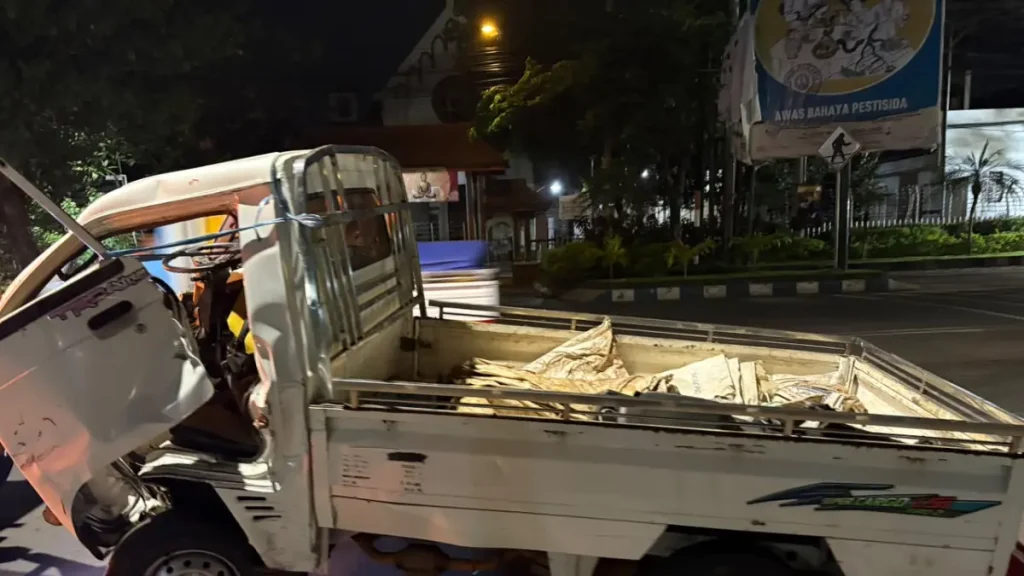 picu-kecelakaan-kondisi-pikap-yang-alami-kecelakaan-di-nguling-kabupaten-pasuruan-LS8Z9