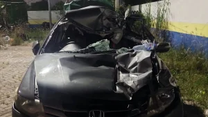 ringsek-parah-kondisi-mobil-sedan-honda-city-usai-menghantam-truk-di-tol-gempol-pasuruan-wilayah-rembang-senin-malam-16-bpplL