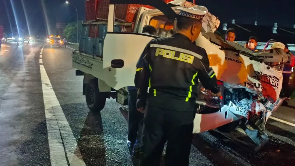 ringsek-parah-kondisi-pikap-yang-alami-ringsek-parah-usai-menyeruduk-truk-di-tol-gempol-pasuruan-masuk-desa-sidowayah-kecamatan-beji-XMnHd
