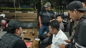 tak-berkutik-petugas-saat-mengamankan-empat-orang-yang-memeras-warga-mereka-diamankan-di-sebuah-warung-di-wilayah-panggungrejo-kamis-116-malam-foto-istimewa-fQzqc