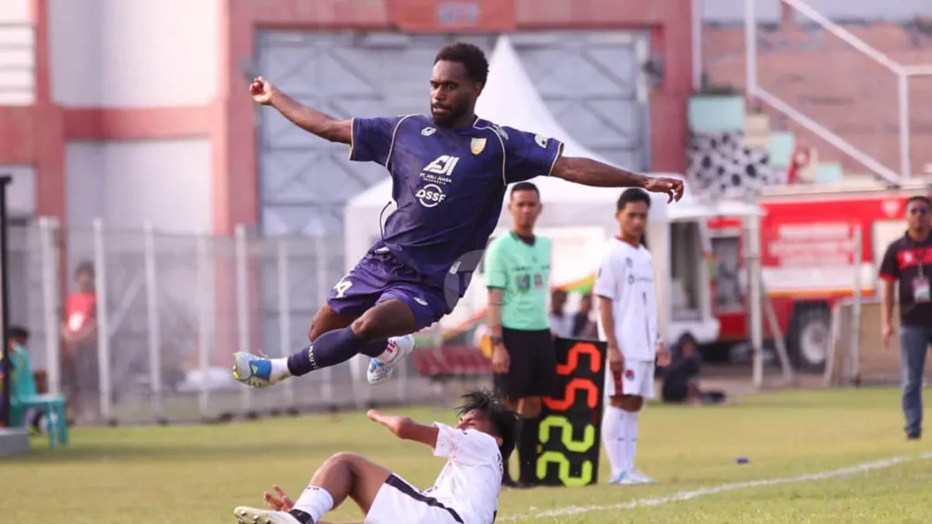 terbang-pemain-pasuruan-united-noel-christian-huby-saat-melompat-usai-pemain-bolsel-fc-berusaha-menghalau-bola-foto-m-zubaidillahjawa-pos-radar-bromo-CKwWn