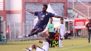 terbang-pemain-pasuruan-united-noel-christian-huby-saat-melompat-usai-pemain-bolsel-fc-berusaha-menghalau-bola-foto-m-zubaidillahjawa-pos-radar-bromo-CKwWn