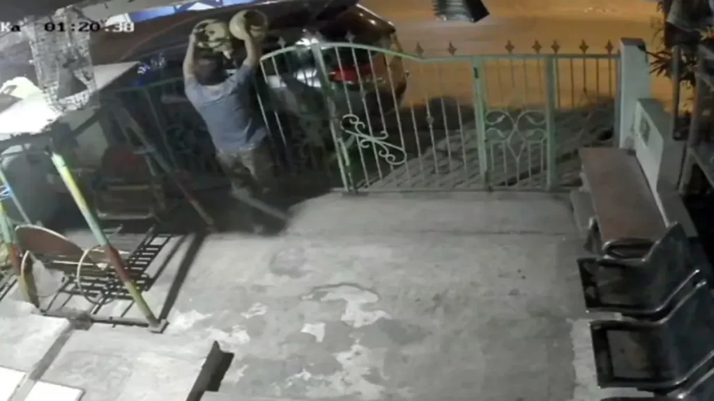 terekam-cctv-aksi-pencuri-saat-menggarong-tabung-elpiji-melon-dari-toko-di-kawasan-perempatan-kancil-mas-bangil-oxtBy
