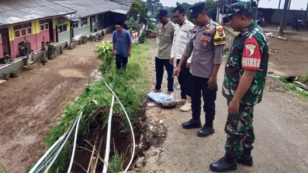tergerus-longsor-jalan-dusun-jeglong-desa-palangsari-puspo-kabupaten-pasuruan-yang-longsor-pada-jumat-126-sore-ditutup-terpal-eqzyb