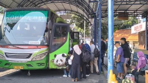 transit-sebentar-bus-antar-kota-dalam-propinsi-di-terminal-tipe-a-pandaan-yang-diserbu-penumpang-foto-rizal-f-syatorijawa-pos-radar-bromo-x1M4K