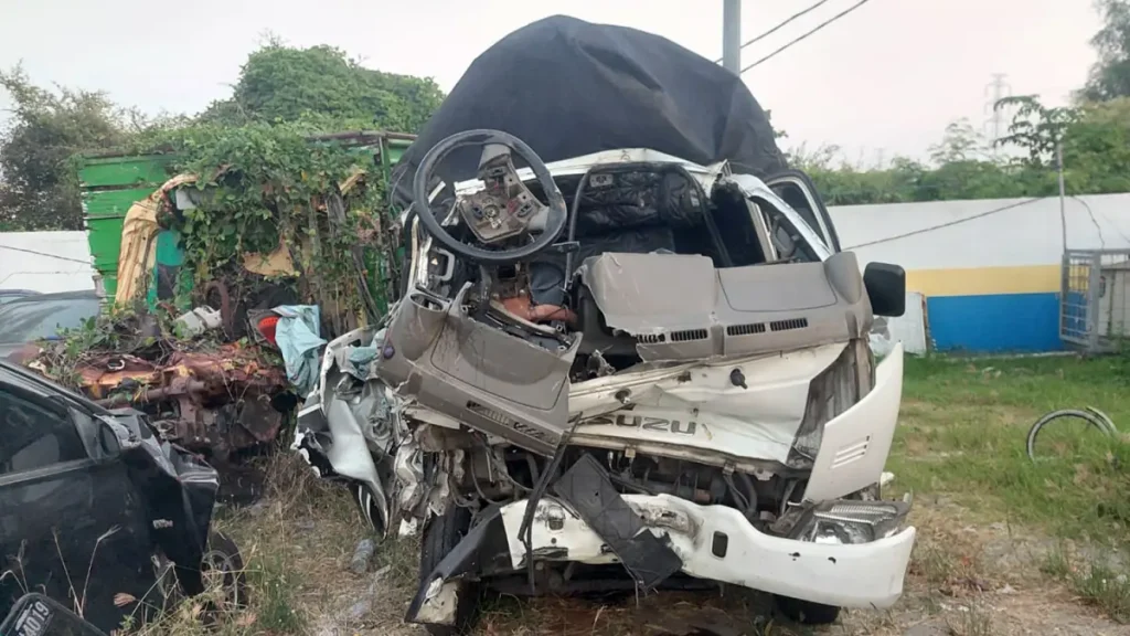 ringsek-kondisi-pikap-alami-ringsek-parah-usai-menabrak-kendaraan-tak-dikenal-di-tol-gempas-rembang-sabtu-dinihari-117-XPCQZ