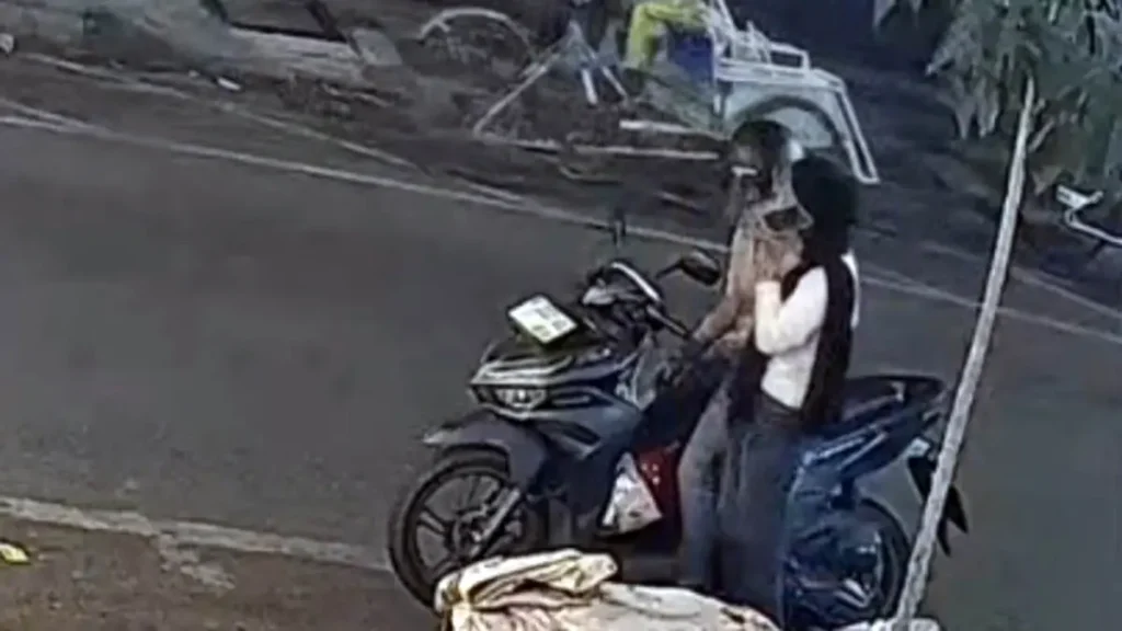 terekam-korban-dan-terduga-pelaku-saat-berada-di-depan-sebuah-minimarket-dari-perkenalan-itu-korban-kehilangan-motor-dan-iphone-miliknya-polres-pasuruan-kota-for-radar-bromo-hmgXI