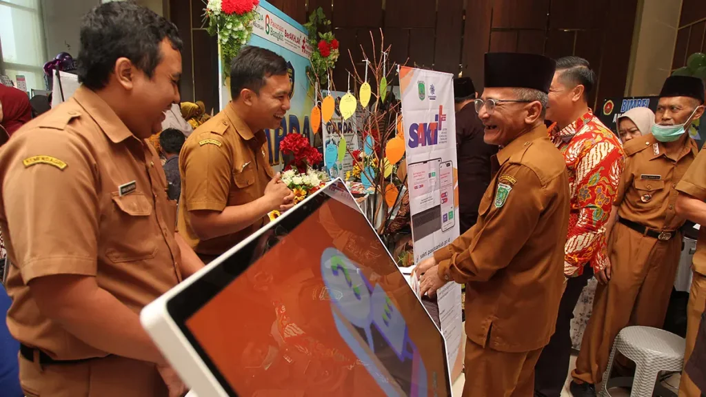 terobosan-wabup-shobih-asrori-meninjau-inovasi-sakti-plus-milik-dinas-komunikasi-dan-informatika-foto-m-zubaidillahjawa-pos-radar-bromo-2c3vO
