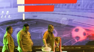 antusias-bupati-pasuruan-rusdi-sutejo-saat-mengundi-tim-yang-akan-berlaga-di-bupati-cup-2026-pasuruan-superleague-di-auditorium-mpu-sindok-foto-m-zubaidillahjawa-pos-radar-bromo-ZOaiK