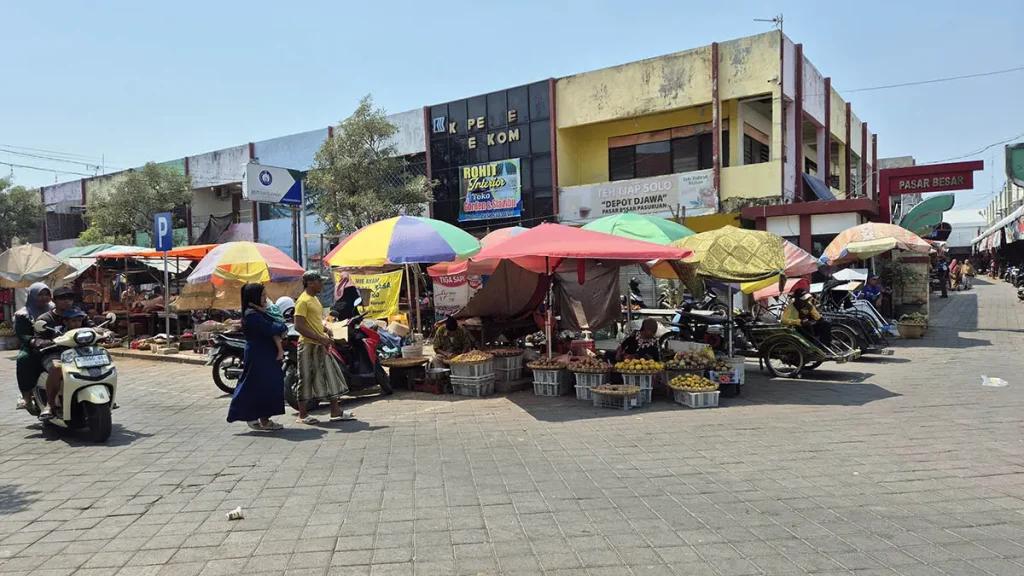 disterilkan-pedagang-kaki-lima-pkl-yang-masih-menggelar-lapak-dagangannya-di-kawasan-sisi-barat-pasar-besar-kota-pasuruan-fahrizal-firmaniradar-bromo-d9rT1