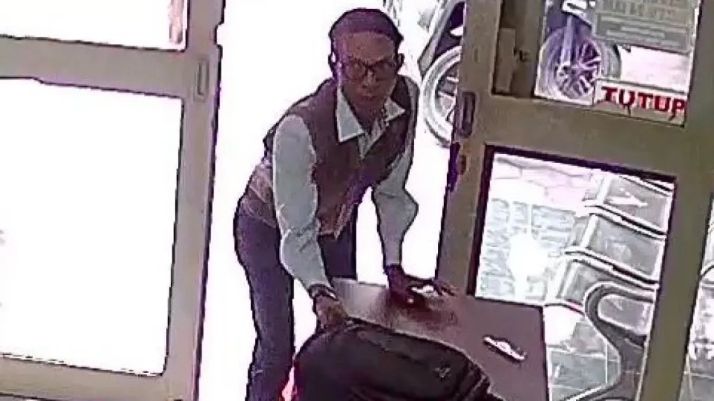 terekam-kamera-pelaku-pencurian-laptop-milik-salah-seorang-pegawai-kua-gempol-terekam-cctv-istimewa-yAa8R