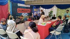 antre-sejumlah-warga-yang-menyerbu-stan-dispendukcapil-kabupaten-pasuruan-untuk-mendapatkan-layanan-adminduk-rizal-syatoriradar-bromo-Qs35z