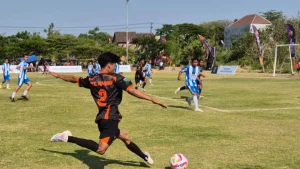 bersiap-pemain-rembang-united-mencoba-mengoper-bola-saat-bertanding-melawan-lumbang-raya-di-lapangan-mojoparon-minggu-69-sore-foto-fahrizal-firmanijawa-pos-radar-bromo-r3gly