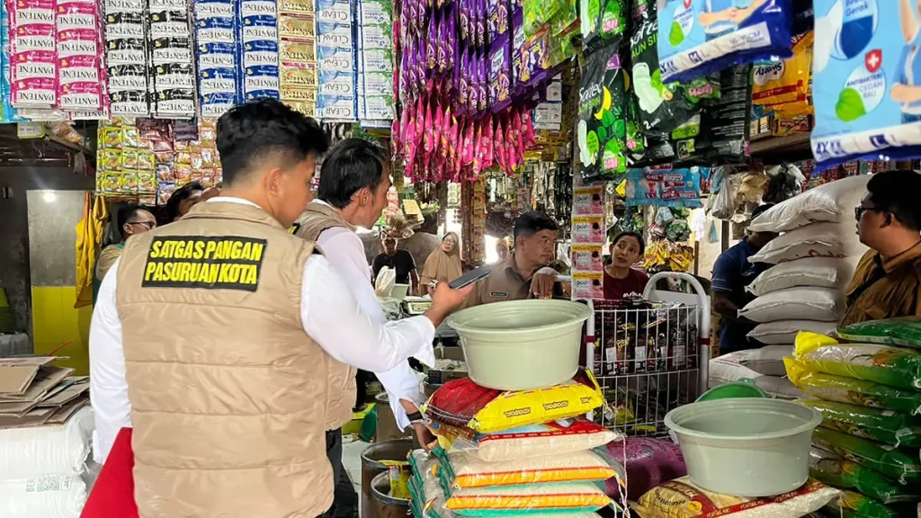 cek-harga-petugas-satgas-pangan-polres-pasuruan-kota-saat-melakukan-sidak-di-salah-satu-lapak-pedagang-polres-pasuruan-kota-for-radar-bromo-FMwN0