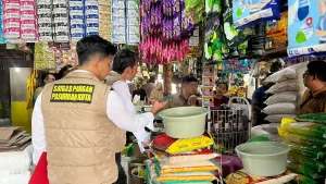 cek-harga-petugas-satgas-pangan-polres-pasuruan-kota-saat-melakukan-sidak-di-salah-satu-lapak-pedagang-polres-pasuruan-kota-for-radar-bromo-FMwN0