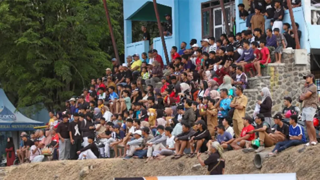 dinilai-supporter-pandaan-fc-saat-menonton-di-lapangan-plumbon-dispora-juga-menyiapkan-hadiah-bagi-supporter-terbaik-foto-m-zubaidillahjawa-pos-radar-bromo-JrSGu