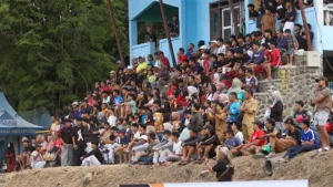 dinilai-supporter-pandaan-fc-saat-menonton-di-lapangan-plumbon-dispora-juga-menyiapkan-hadiah-bagi-supporter-terbaik-foto-m-zubaidillahjawa-pos-radar-bromo-JrSGu