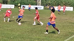 imbang-laga-antara-kraton-fc-jersey-orange-hitam-dan-prigen-fc-yang-digelar-di-lapangan-kebotohan-minggu-69-siang-fuad-alyzenjawa-pos-radar-bromo-FNtUW