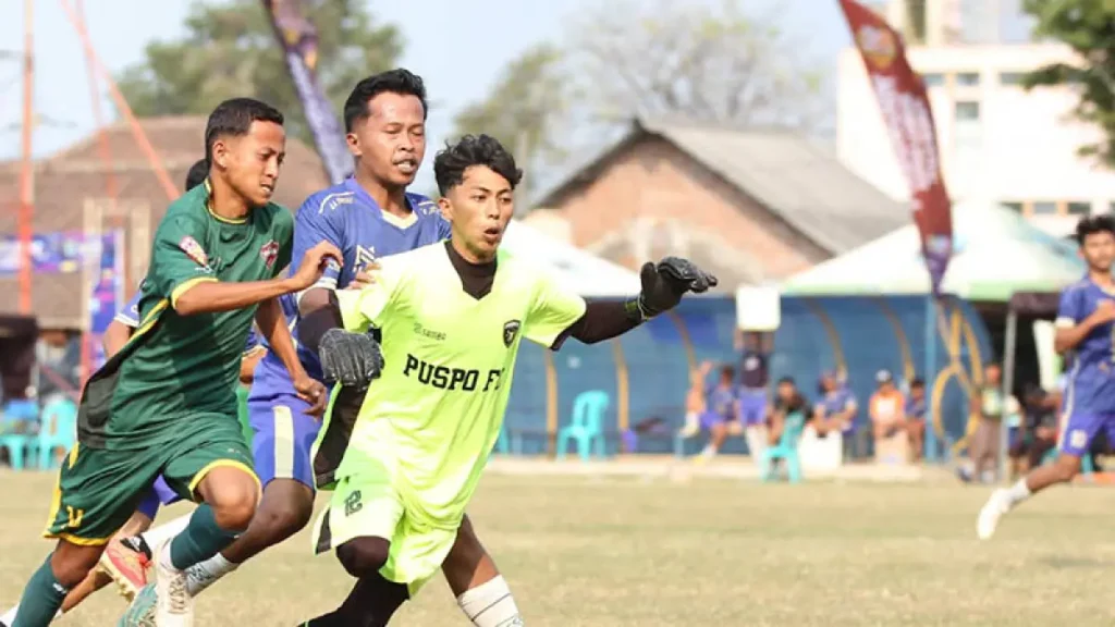 kejar-penjaga-gawang-dan-pemain-puspo-fc-berusaha-mengejar-bola-saat-bertanding-melawan-rejoso-fc-foto-m-zubaidillahjawa-pos-radar-bromo-vRs9D