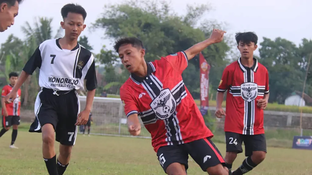 pemain-ss-purwodadi-jersey-merah-mencoba-menghindari-pengawalan-pemain-wonorejo-fc-dalam-laga-grup-b-di-lapangan-ngadimulyo-sukorejo-minggu-69-sore-foto-fajrul-for-jawa-pos-radar-bromo-IrhP1