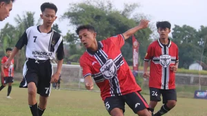 pemain-ss-purwodadi-jersey-merah-mencoba-menghindari-pengawalan-pemain-wonorejo-fc-dalam-laga-grup-b-di-lapangan-ngadimulyo-sukorejo-minggu-69-sore-foto-fajrul-for-jawa-pos-radar-bromo-IrhP1