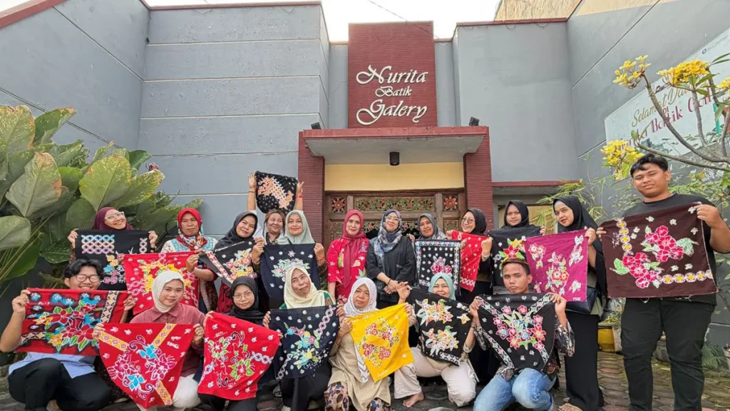peserta-pelatihan-menunjukkan-hasil-karya-batiknya-dengan-sentuhan-ai-6CIcp