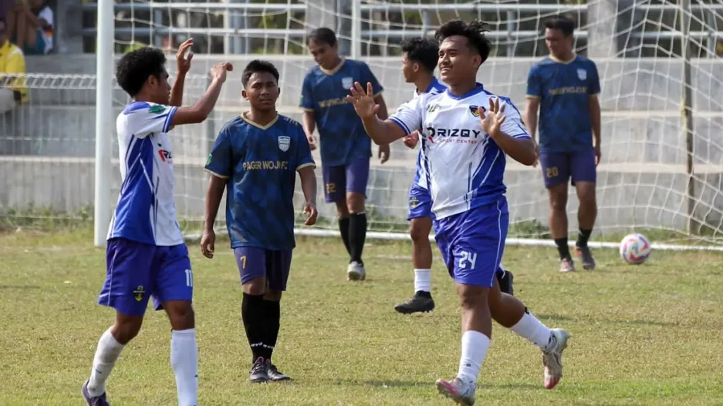 pesta-gol-para-penggawa-gempol-fc-berselebrasi-usai-mencetak-gol-ke-gawang-wonorejo-fc-di-laga-perdana-itu-gempol-fc-berhasil-menang-telak-8-0-mokhamad-zubaidillah-radar-bromo-EixUD