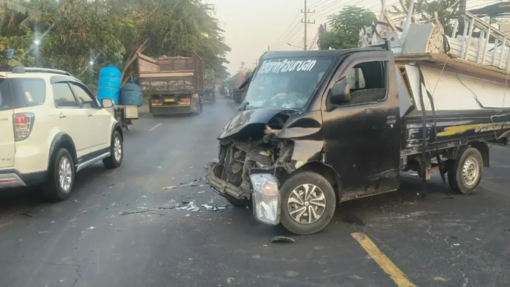 ringsek-kondisi-bagian-depan-pikap-yang-terlibat-tabrakan-di-jalan-raya-rejoso-senin-219-Ohtcd