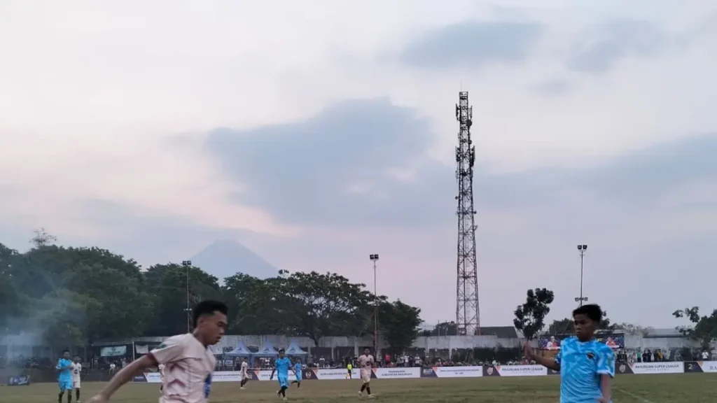 saling-serang-laga-antara-pandan-fc-jersey-coklat-hitam-melawan-rejoso-fc-di-lapangan-plumbon-jumat-49-sore-foto-rizal-f-syatorijawa-pos-radar-bromo-Om2RV
