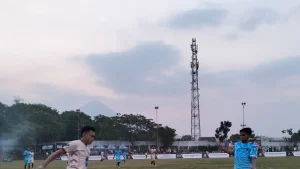 saling-serang-laga-antara-pandan-fc-jersey-coklat-hitam-melawan-rejoso-fc-di-lapangan-plumbon-jumat-49-sore-foto-rizal-f-syatorijawa-pos-radar-bromo-Om2RV