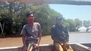 selamat-dua-nelayan-asal-kalirejo-kecamatan-kraton-kabupaten-pasuruan-yang-sempat-dinyatakan-hilang-akhirnya-berhasil-ditemukan-dengan-kondisi-selamat-bpbd-kab-pasuruan-for-radar-bromo-QPeUU