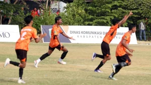 senang-pemain-rembang-united-gembira-setelah-berhasil-mencetak-gol-dalam-laga-lawan-winongan-maju-di-lapangan-mojoparon-kamis-109-mokhamad-zubaidillahradar-bromo-7mufT