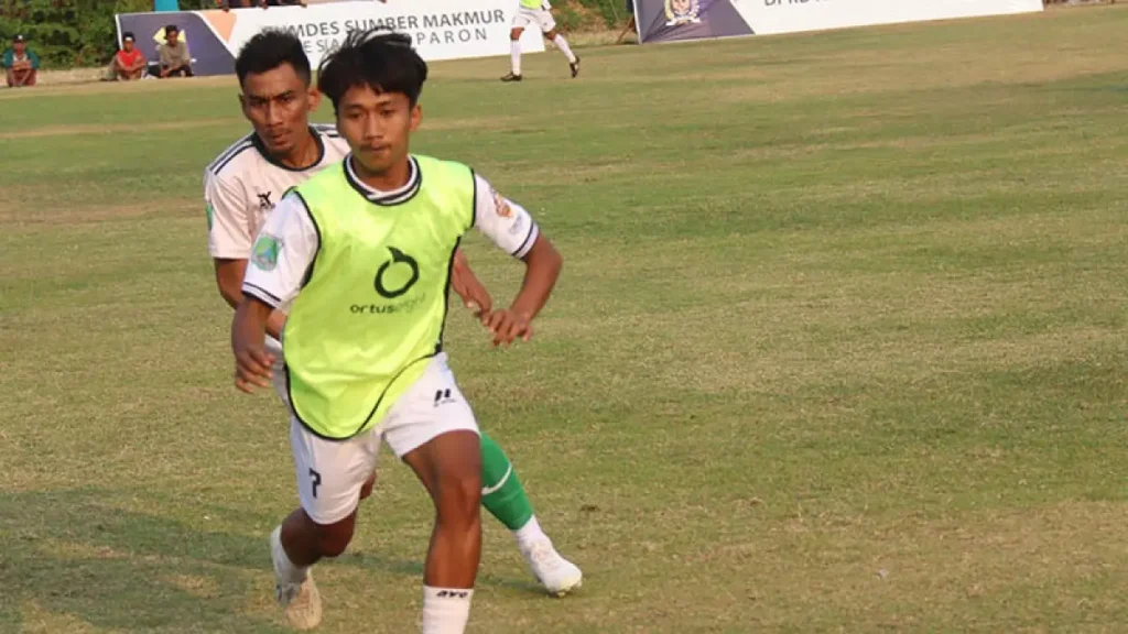 sengit-duel-antara-digdaya-kecamatan-grati-dan-lekok-united-di-lapangan-mojoparon-jumat-49-sore-foto-fandi-armantojawa-pos-radar-bromo-623AQ