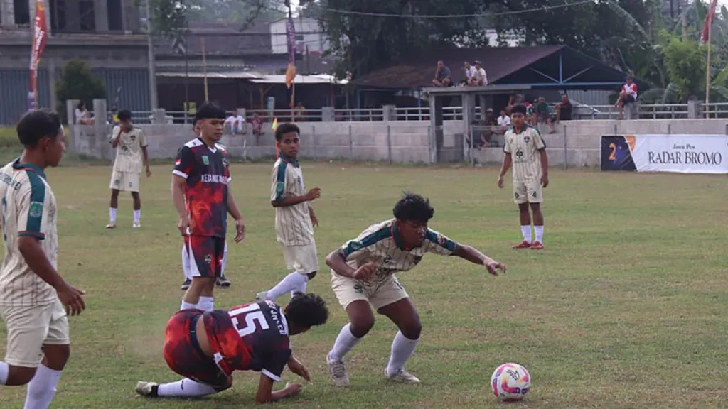 seri-laga-antara-beji-united-jersey-hitam-merah-dan-sukorejo-united-di-lapangan-ngadimulyo-minggu-69-siang-foto-fandi-armantojawa-pos-radar-bromo-j9hqE
