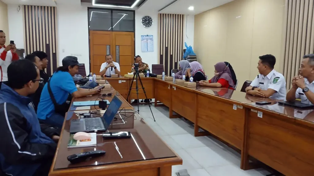 tuntut-transparansi-suasana-audiensi-antara-perwakilan-warga-luwung-beji-dengan-jajaran-diskoperindag-kabupaten-pasuruan-terkait-sengkarut-utang-piutang-ekstrem-muhamad-busthomiradar-bromo-S3zFa